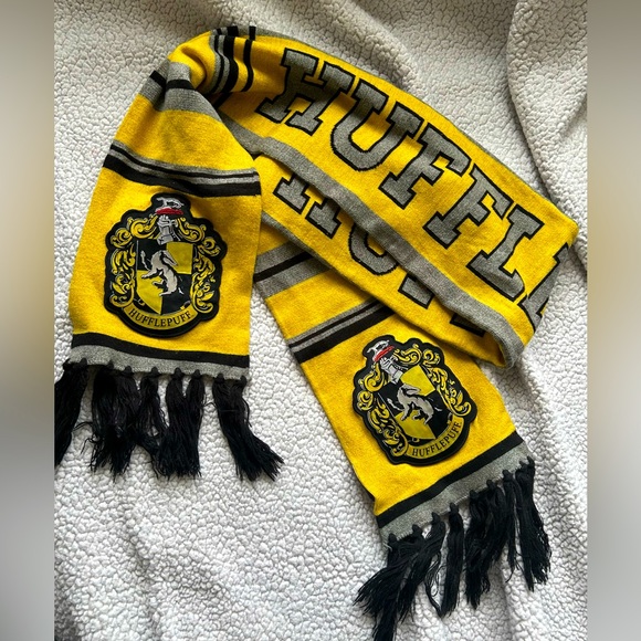 Hufflepuff house crest scarf with fringe - Picture 1 of 2